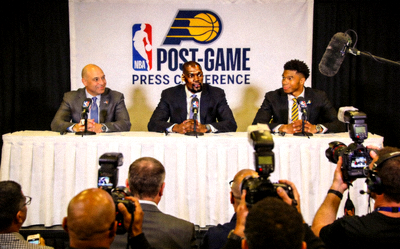 NBA赛后新闻发布会现场